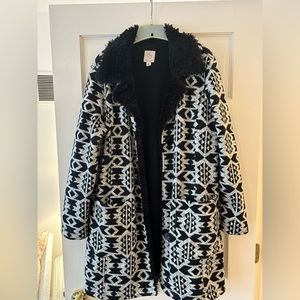 DB Established 1962 women’s black and white faux fur collar jacket.